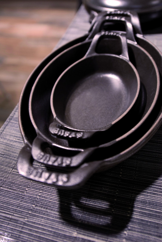 Plat empilable ovale noir fonte d'acier 28 cm Staub